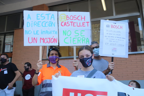 Workers and their family members hold a protest in Vilafranca del Penedès against the closure of a nearby Bosch plant (by Àlex Recolons)